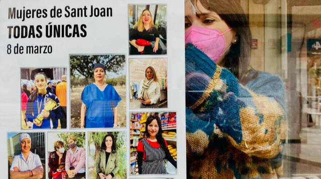 Julia Parra participó este sábado en la distribución de los carteles del 8M en los comercios de Sant Joan d'Alacant