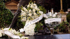A la izquierda, el ramo de flores de Isabel Pantoja para Paquirri; a la derecha, el de Kiko Rivera.
