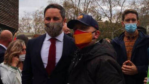 Abascal posa con uno de los simpatizantes de Vox en su llegada a Barcelona