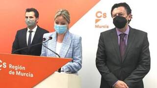 Cs y PSOE entran en pánico y contactan con tres expulsados de Vox para reactivar la moción
