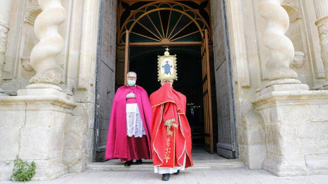 El Obispo D. Jesús Murgui portando el estandarte de la Santa Faz durante el acto celebrado en 2020