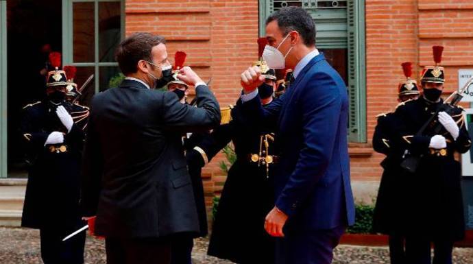 Sánchez saluda a Macrón este lunes en su cumbre bilateral.