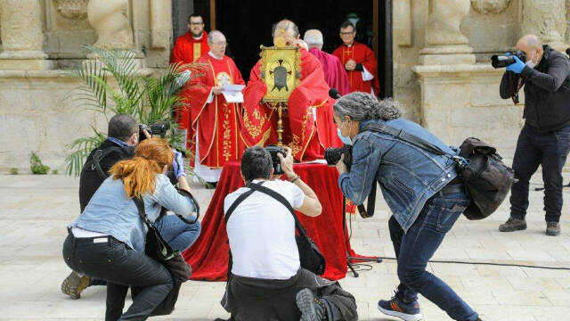 Imagen de la bendición de la Santa Faz a las puertas del Monasterio el pasado 2020