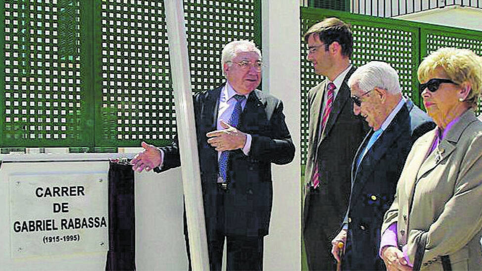 En primero término Bernardo Rabassa y José Hila en 2009, cuando fue inaugurada la calle.