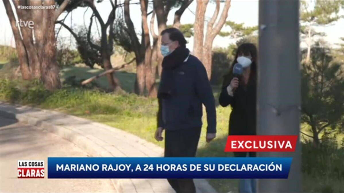 Rajoy perseguido por una reportera.