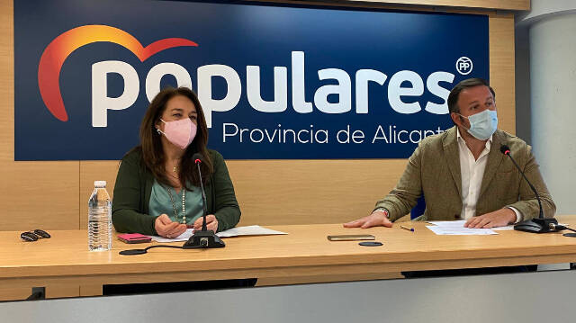 Los senadores del Partido Popular, Adela Pedrosa y Pablo Ruz en la sede provincial del PP