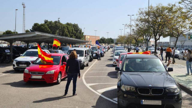 Caravana de coches para protestar por la la imposición del valenciano
