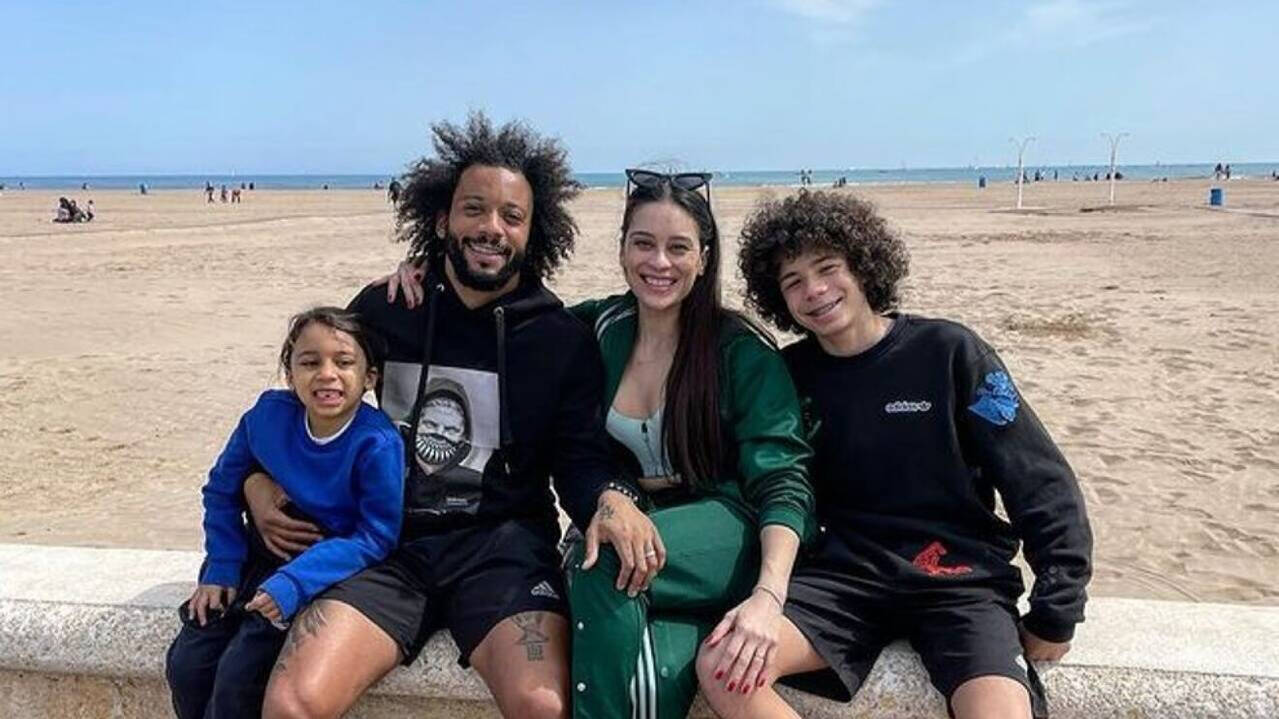Marcelo, con su familia, en la playa valencia de la Malvarrosa. 