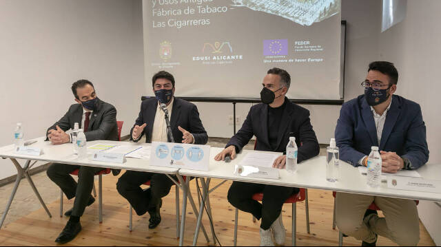 El Alcalde de Alicante, Luis Barcala, acompañado por los concejales de Proyectos y Urbanismo y por el Arquitecto de esta actuación