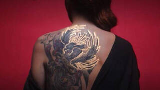 La verdadera historia del enorme tatuaje que tiene Rocío Carrasco en la espalda