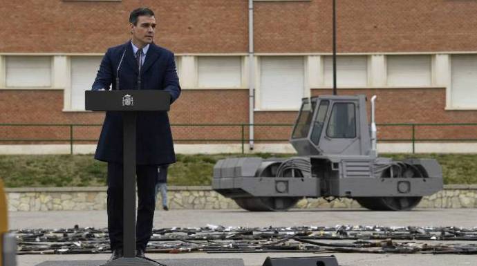 Sánchez, en el "paripé" de la destrucción de las armas de ETA.