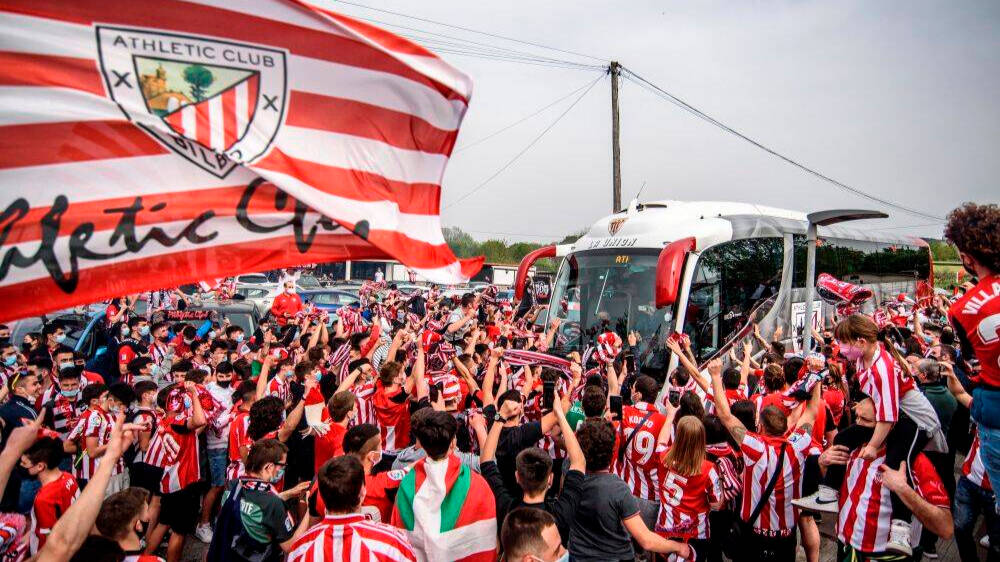 Más de 2.000 aficionados se agolpan para despedir al Athletic.