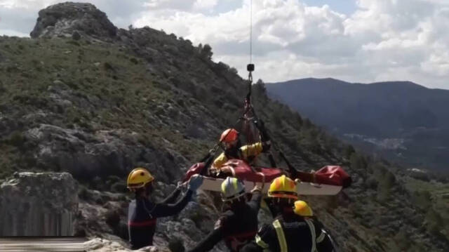 Momento del rescate y traslado del cuerpo de la fallecida por los bomberos de la Diputación de Alicante