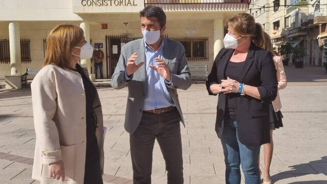Isabel Bonig, Carlos Mazón y Ana Serna en la puerta del Ayuntamiento de Albatera