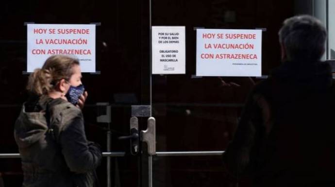 Castilla y León se ha adelantado al Gobierno al paralizar preventivamente la vacunación con AstraZeneca (Foto EFE/Nacho Gallego).