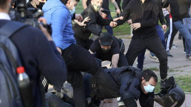 Un ultra de izquierda pega a un policía durante los disturbios de Vallecas