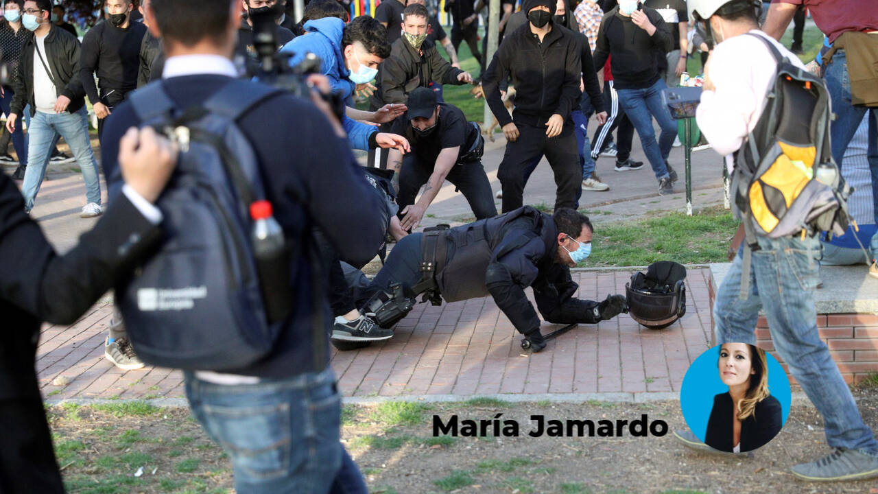 Un manifestante agrede un policía en el suelo.