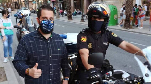 Mario Ortolá, portavoz de Vox, junto a un agente de la Policía Nacional de Alicante