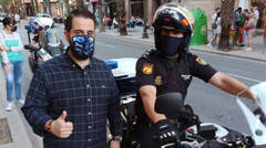 Mario OrtolÃ¡, portavoz de Vox, junto a un agente de la PolicÃ­a Nacional de Alicante
