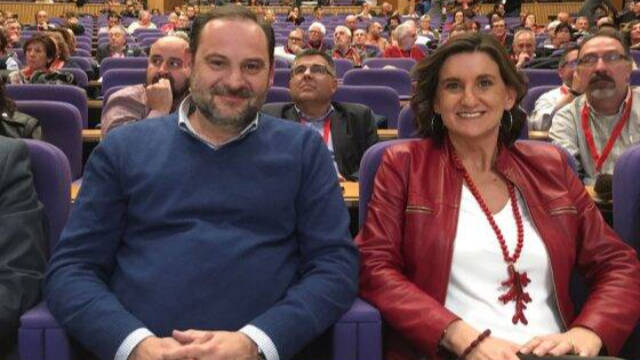 Ábalos y su fiel amiga Mercedes Caballero, secretaria general del PSOE de Valencia, que da un premio