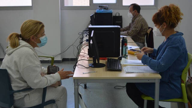 Los técnicos municipales tutorizan a las personas que necesitan aprender a manejarse en internet