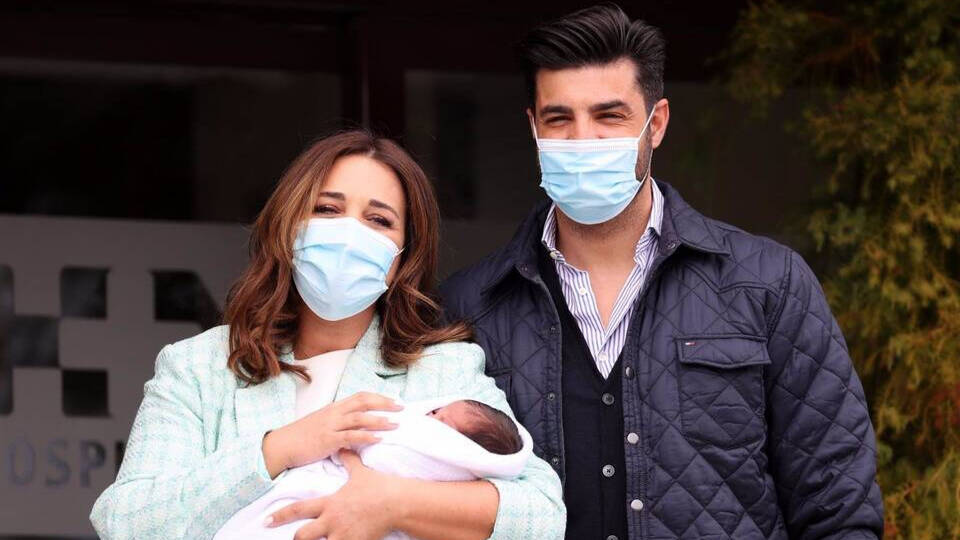 Paula Echevarría y Miguel Torres posaron ante la prensa con su bebé a la salida del hospital.