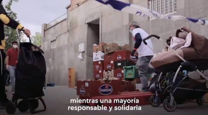 Fotograma del vídeo electoral de Iglesias que recurre a las colas del hambre en Madrid.