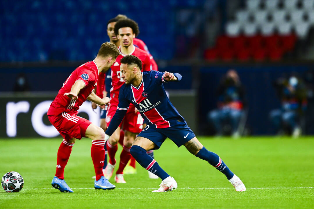 Neymar regatea a Kimmich en un momento del partido entre el PSG y el Bayern de Munich. 