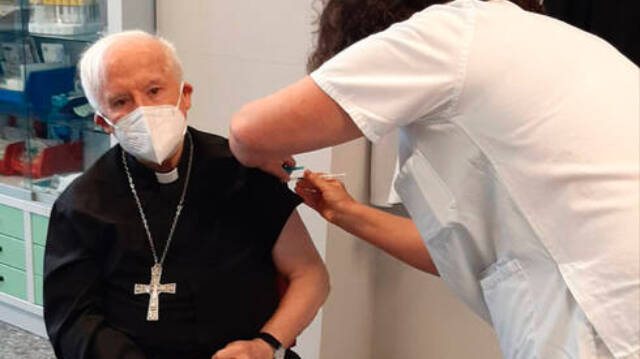 El cardenal arzobispo de Valencia recibe la vacuna contra el COVID-19 / AVAN