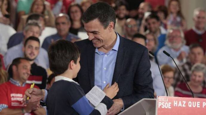 Sánchez con un niño en un mitin del PSOE.