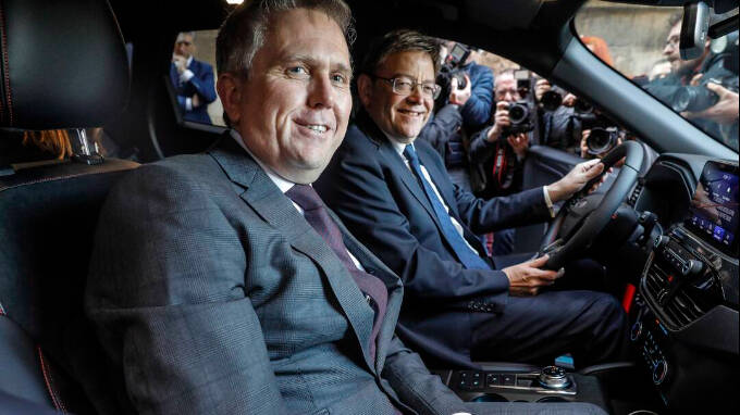 El presidente de Ford Europa, Stuart Rowley, junto a Ximo Puig