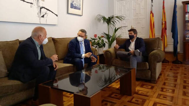 El presidente de la Diputación, Carlos Mazón, junto al diputado de Desarrollo Económico y el presidente de UEPAL