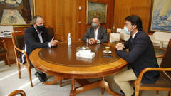 Luis Barcala, Juan Riera y Carlos BaÃ±o durante el encuentro