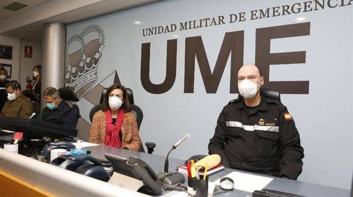 Robles, durante una visita a la UME durante la Operación Balmis.