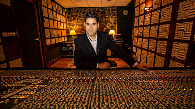 Óscar Navarro en su estudio de grabación