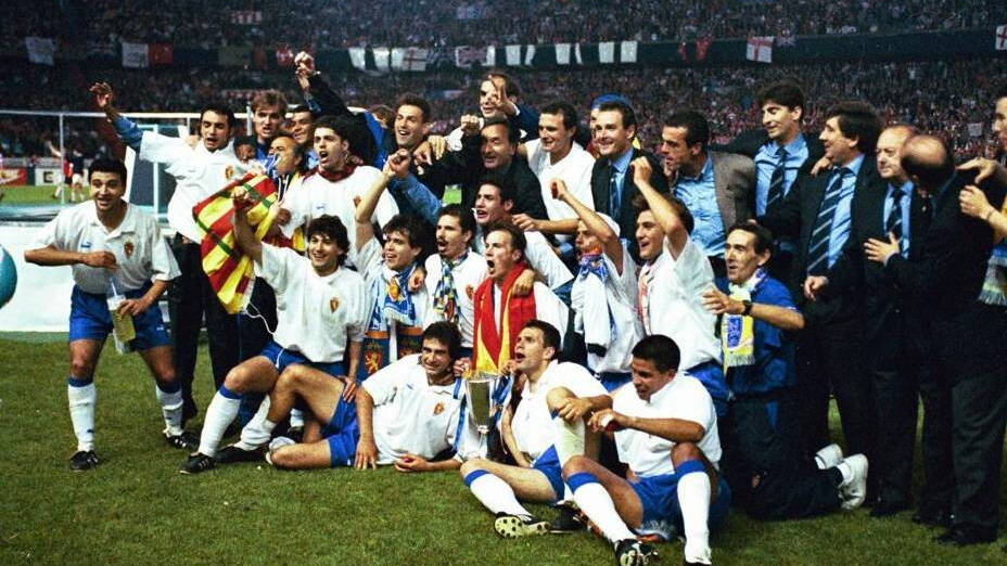 La plantilla del Zaragoza celebrando, en 1995, su título de la Recopa ante el Arsenal. 