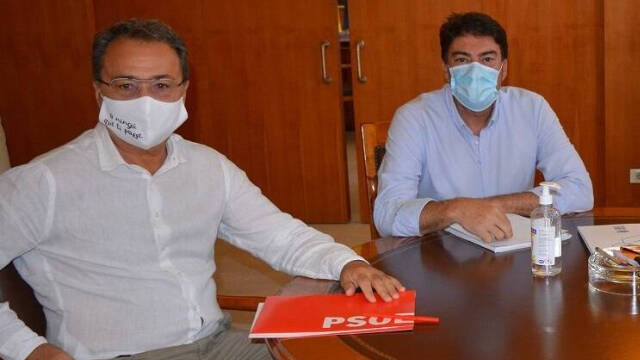 El portavoz del PSPV-PSOE en Alicante, Paco Sanguino, y el alcalde de la ciudad, Luis Barcala, del PP / FOTO de archivo