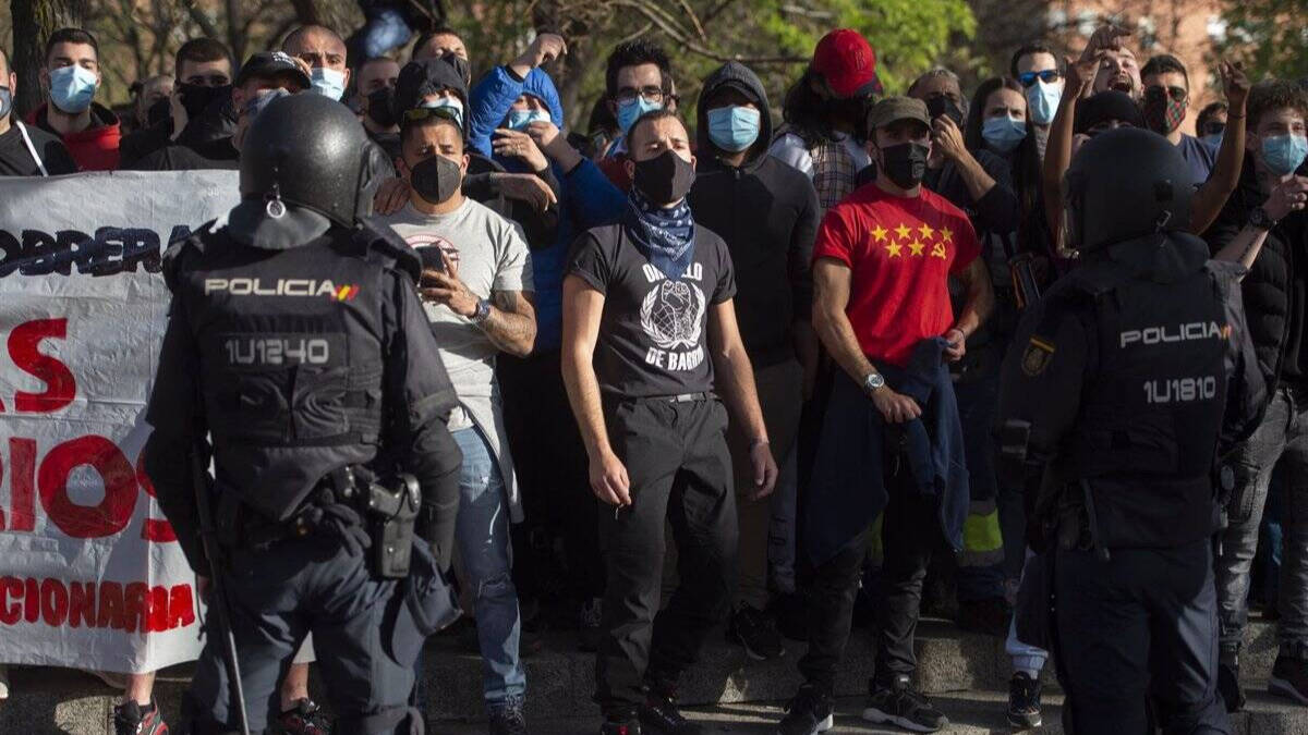 Los policías antidisturbios frente a los manifestantes el pasado 7 de abril en Vallecas