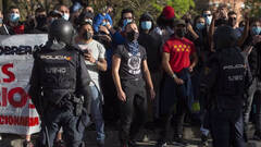 Los policÃ­as antidisturbios frente a los manifestantes el pasado 7 de abril en Vallecas
