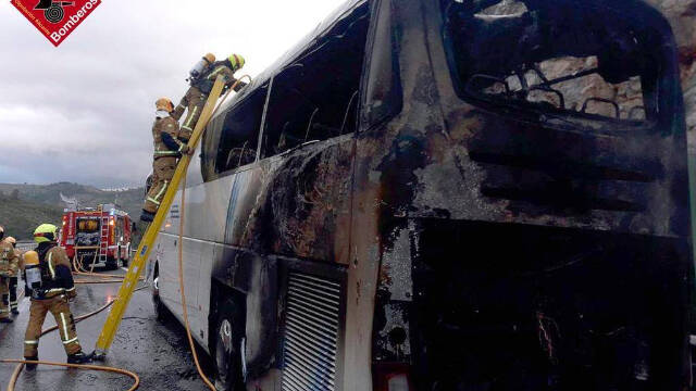 Las llamas han afectado rápidamente al interior del vehículo / FOTO: Consorcio provincial de Bomberos