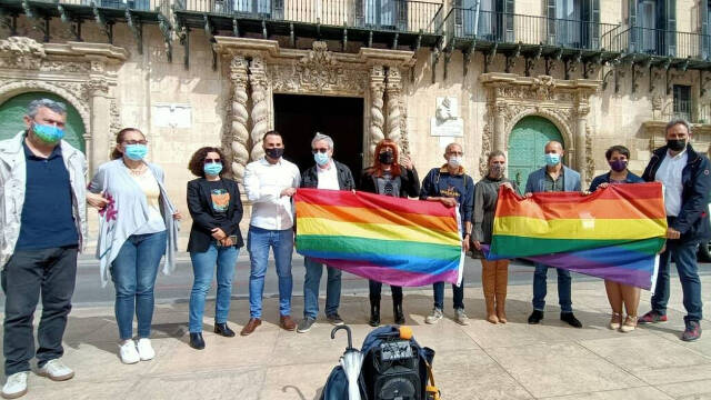 La concentración de repulsa a la homofobia ha tenido lugar en las puertas del Ayuntamiento de Alicante