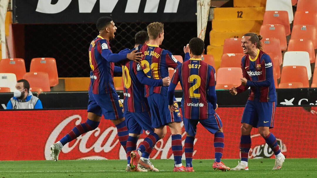 Los jugadores del FC Barcelona, celebrando el triunfo del domingo en Valencia. 