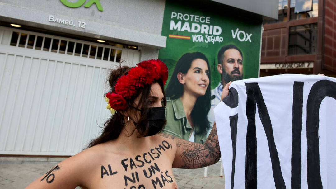 Las activistas de Femen manifestándose contra Vox