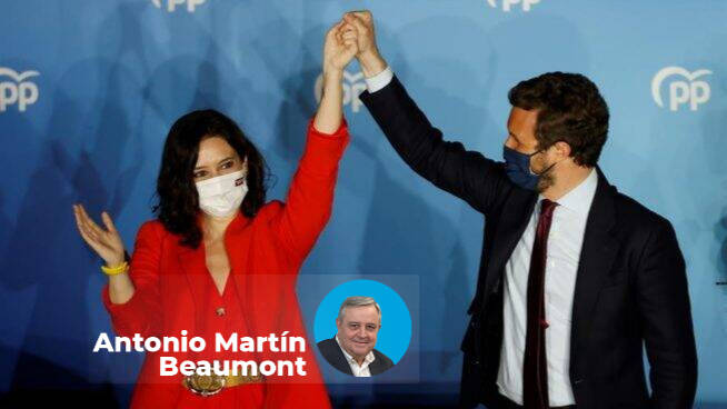Casado y Ayuso celebran la victoria del PP en el balcón de Génova.