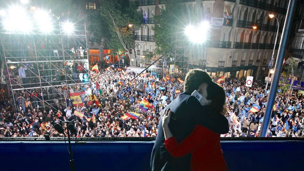 Casado y Ayuso celebrando la victoria en el balcón de la sede del PP.