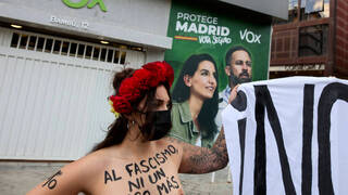 Feministas radicales intentan boicotear a Rocío Monasterio en plena votación