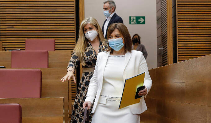 La presidenta del PP valenciano, Isabel Bonig, junto a Eva Ortiz en la sesión de control de Les Corts