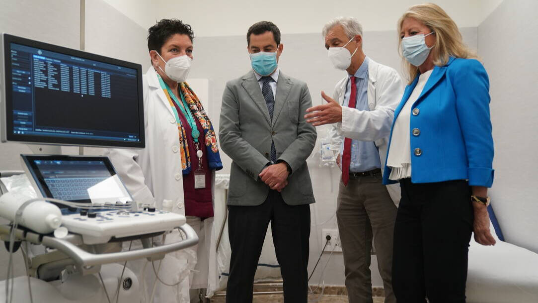 Juanma Moreno en la visita al Hospital Costa del Sol junto a la alcaldesa de Marbella.