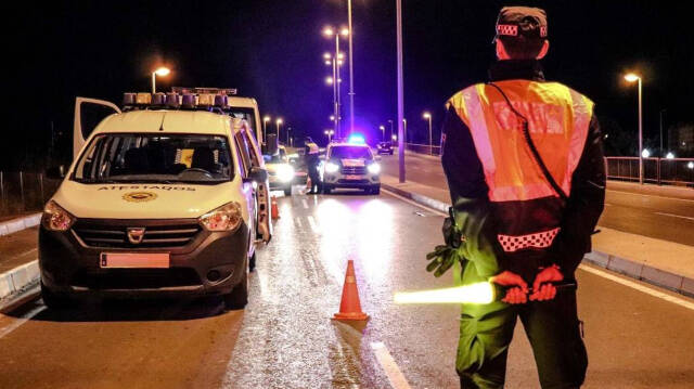 Agentes de la Policía Local de Alicante en un control del Toque de Queda