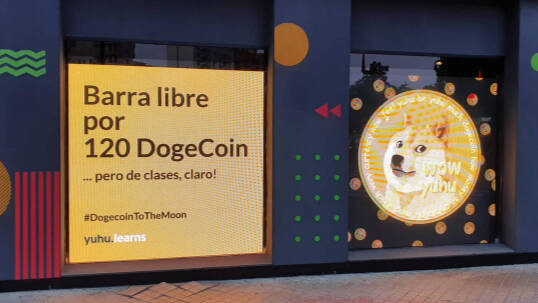 Cartel de Yuhu Learns anunciando el pago con DogeCoins